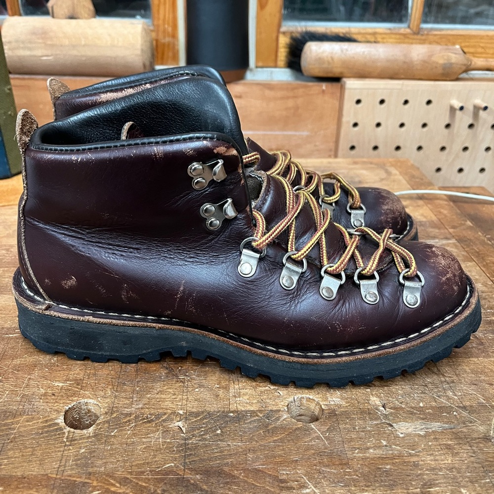 Women’s Danner mountain light boots. Size 10